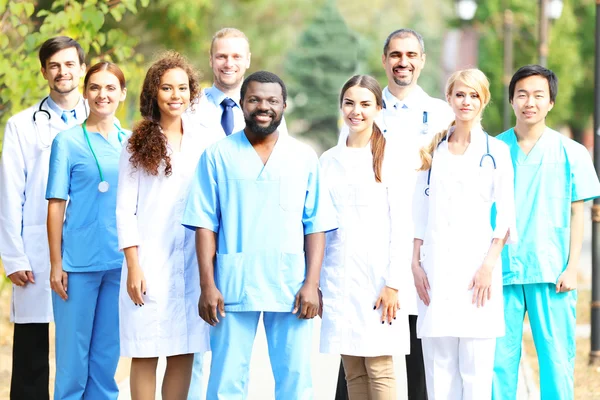 Équipe de médecins souriants — Photo