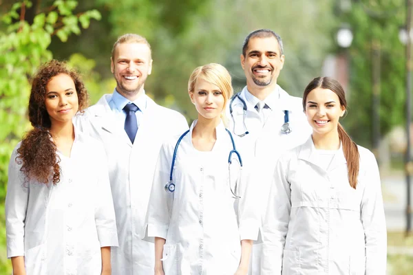 Joyeux Jeunes Médecins Plein Air — Photo