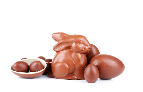 Пасхальный шоколадный кролик и яйца, изолированные на белом — стоковое фото