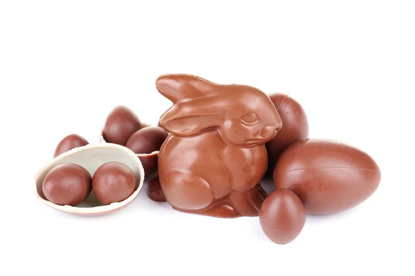Пасхальный шоколадный кролик и яйца, изолированные на белом — стоковое фото