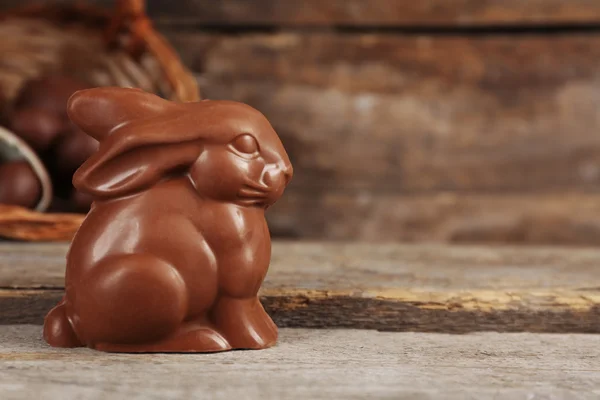 Lapin chocolat de Pâques et oeufs sur fond en bois — Photo