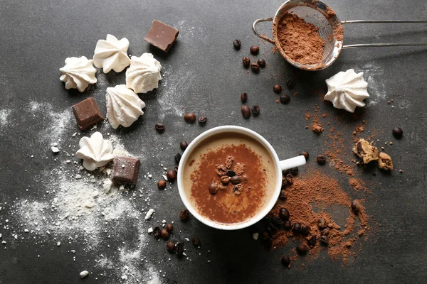 Taza de café y dulces sobre fondo negro de madera — Foto de Stock