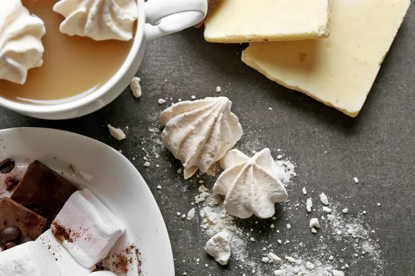 Kopje koffie en snoep op zwarte houten achtergrond — Stockfoto