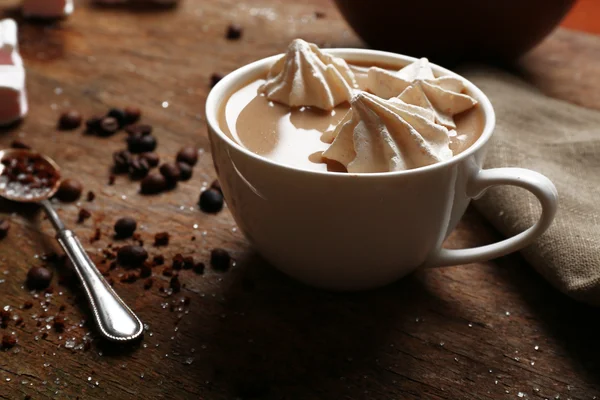 Kopp kaffe och godis på trä bakgrund — Stockfoto