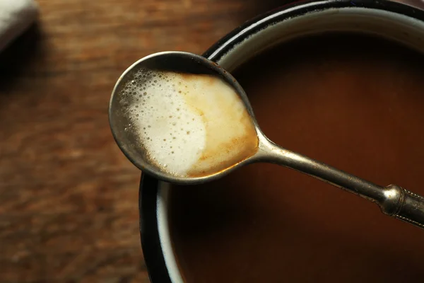 Secangkir kopi pada penutupan latar belakang kayu — Stok Foto