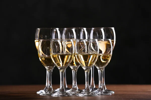 Weingläser auf einem Tisch — Stockfoto