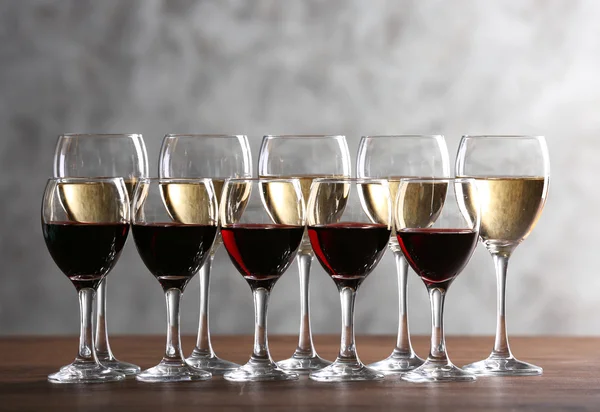 Helft volledige wijnglazen op tafel — Stockfoto