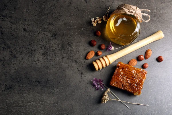 Wabe, Glasgefäß mit Honig und Nüssen — Stockfoto