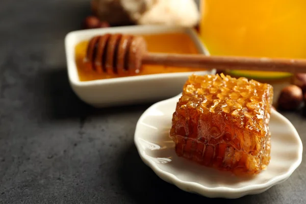 Panal de abeja, maceta de vidrio con miel y nueces — Foto de Stock