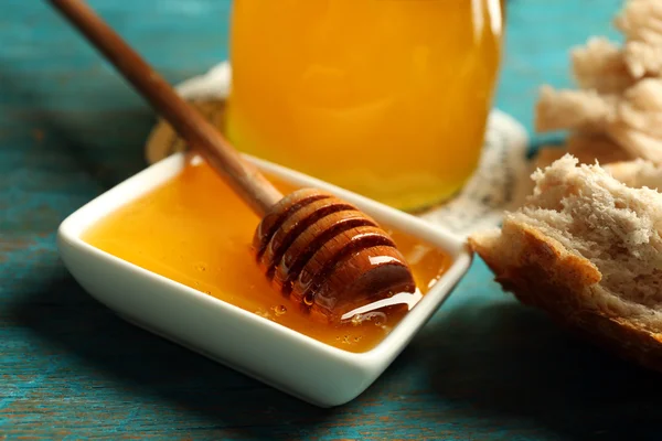 Glass jar and bowl with honey — Stock Photo, Image