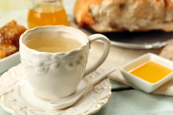 Panal de abeja, tazón con miel, taza con té —  Fotos de Stock
