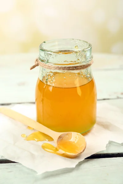 Vaso di miele con cucchiaio di legno — Foto Stock