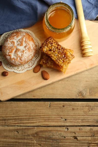 Γυάλινο βάζο με μέλι, κηρήθρες και καρύδια — Φωτογραφία Αρχείου