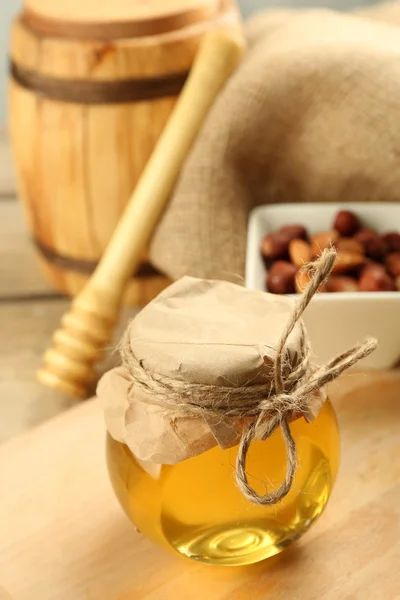 Tarro de miel sobre fondo de madera — Foto de Stock