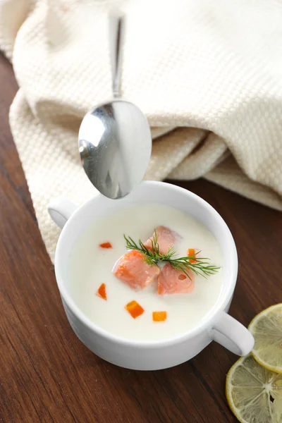 Вкусный суп из лосося — стоковое фото