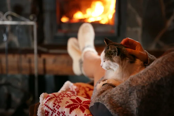 Frau mit Katze in der Nähe von Kamin — Stockfoto