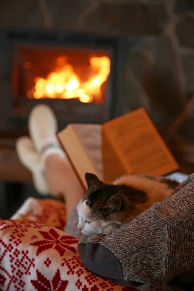 Femme avec livre près de la cheminée — Photo