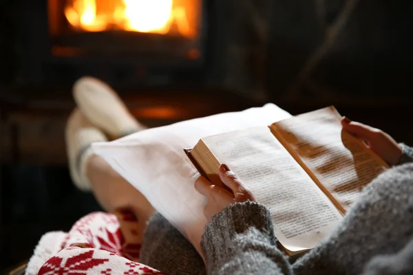 Femme au repos avec le livre — Photo