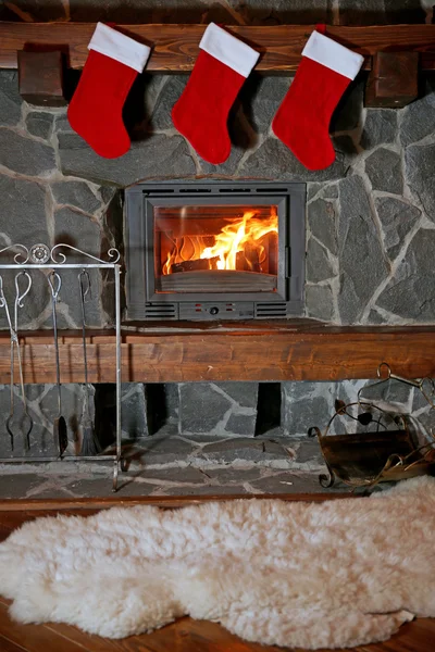 Medias de Navidad colgando sobre la chimenea — Foto de Stock