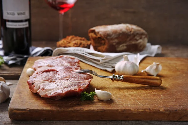 와인 병와 대리석된 쇠고기 스테이크 — 스톡 사진