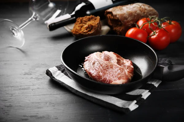 Filete de res de mármol y botella de vino — Foto de Stock