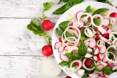 Taze sebze salatası, masaya yakın.