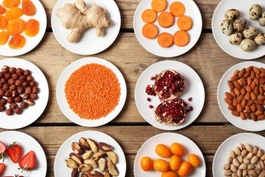 farklı ürünler üzerinde daireler ahşap tablo, üstten görünüm