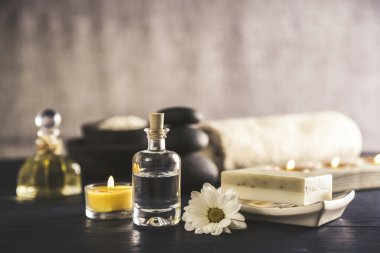 Tablo renkli arka plan üzerinde kaplıca tedavisi bileşimi