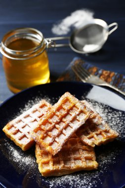 Plaka, koyu ahşap arka plan üzerinde tatlı ev yapımı gözleme