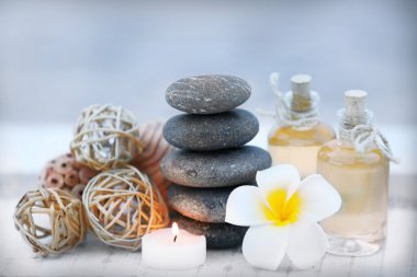 Kompozisyon gerdanlı topları, çakıl ve çiçek