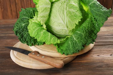 Savoy lahana ahşap arka plan üzerinde kesme tahtası üzerinde