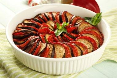 Ratatouille - geleneksel Fransız Provenkal sebze yemeği fırında pişirildi