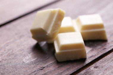 Ahşap zemin üzerine beyaz çikolata parçaları