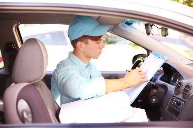 Pizza servis elemanı arabada