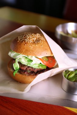 Sandviç ve metal tepsi portre üzerinde kalaylı salatalık