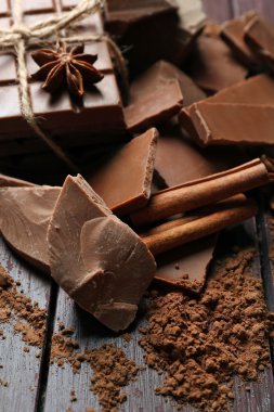 İle baharat ahşap arka plan üzerinde siyah çikolata parçaları