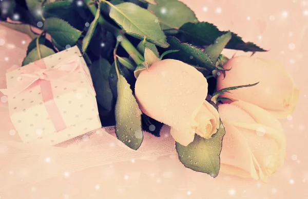 Beautiful roses and gift box — Stock Photo, Image