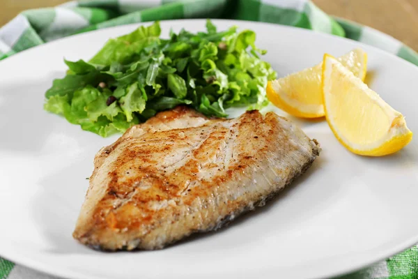 Plato de filete de pescado con verduras y limón en el plato de cerca — Foto de Stock