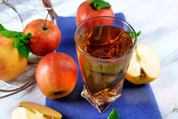 Glass of apple juice with fruits and fresh mint on table close up — Stock Photo, Image