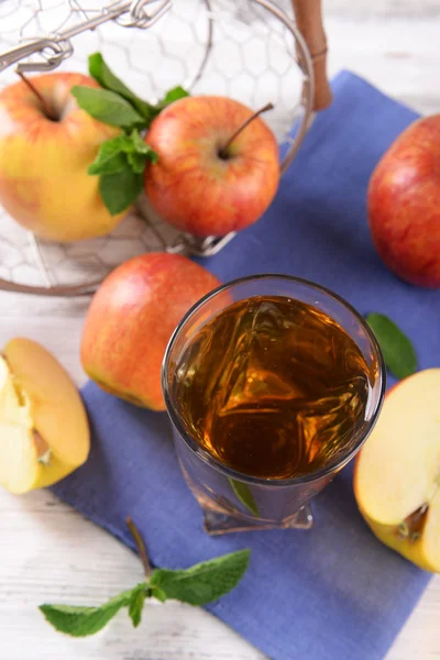 Glass of apple juice with fruits and fresh mint on table close up — Stock Photo, Image