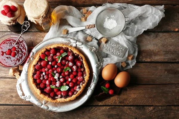 Koláč s čerstvými malinami, na dřevěné pozadí — Stock fotografie