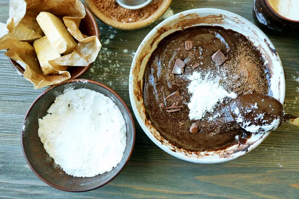 Preparación de la masa para el pastel de chocolate en la mesa de cerca — Foto de Stock