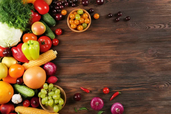 Högen av frukt och grönsaker på trä bakgrund — Stockfoto