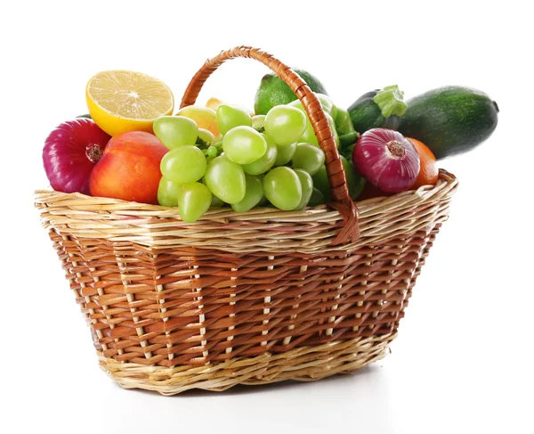 Verduras frescas y frutas aisladas sobre blanco —  Fotos de Stock