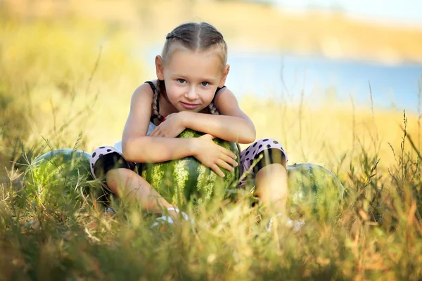 Kleines Mädchen mit Wassermelonen — Stockfoto
