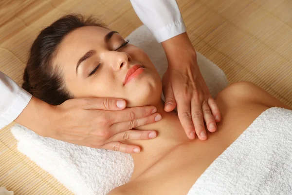 Jeune femme dans le salon de beauté spa — Photo