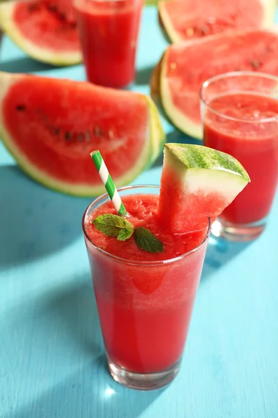 Glas av vattenmelon juice på träbord, närbild — Stockfoto