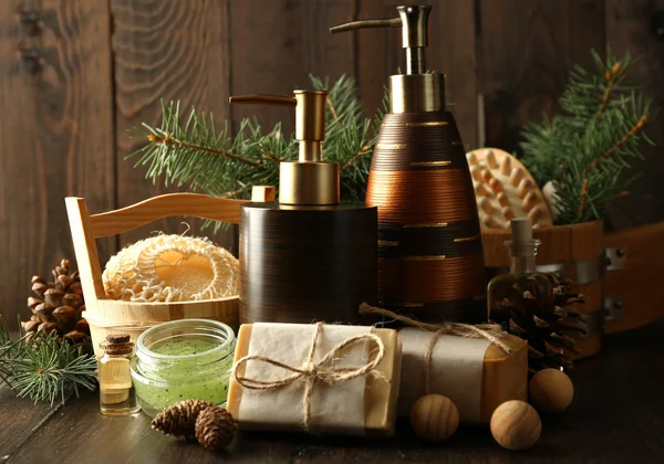 Aceite esencial de pino, jabón artesanal y crema con extracto de pino y tratamientos de spa sobre fondo de madera —  Fotos de Stock