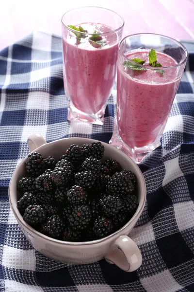 美味的草莓奶昔的黑莓桌上关闭 — 图库照片