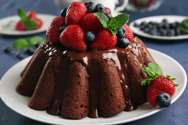 Delicious chocolate cake with strawberries in plate on table, closeup — Stock Photo, Image